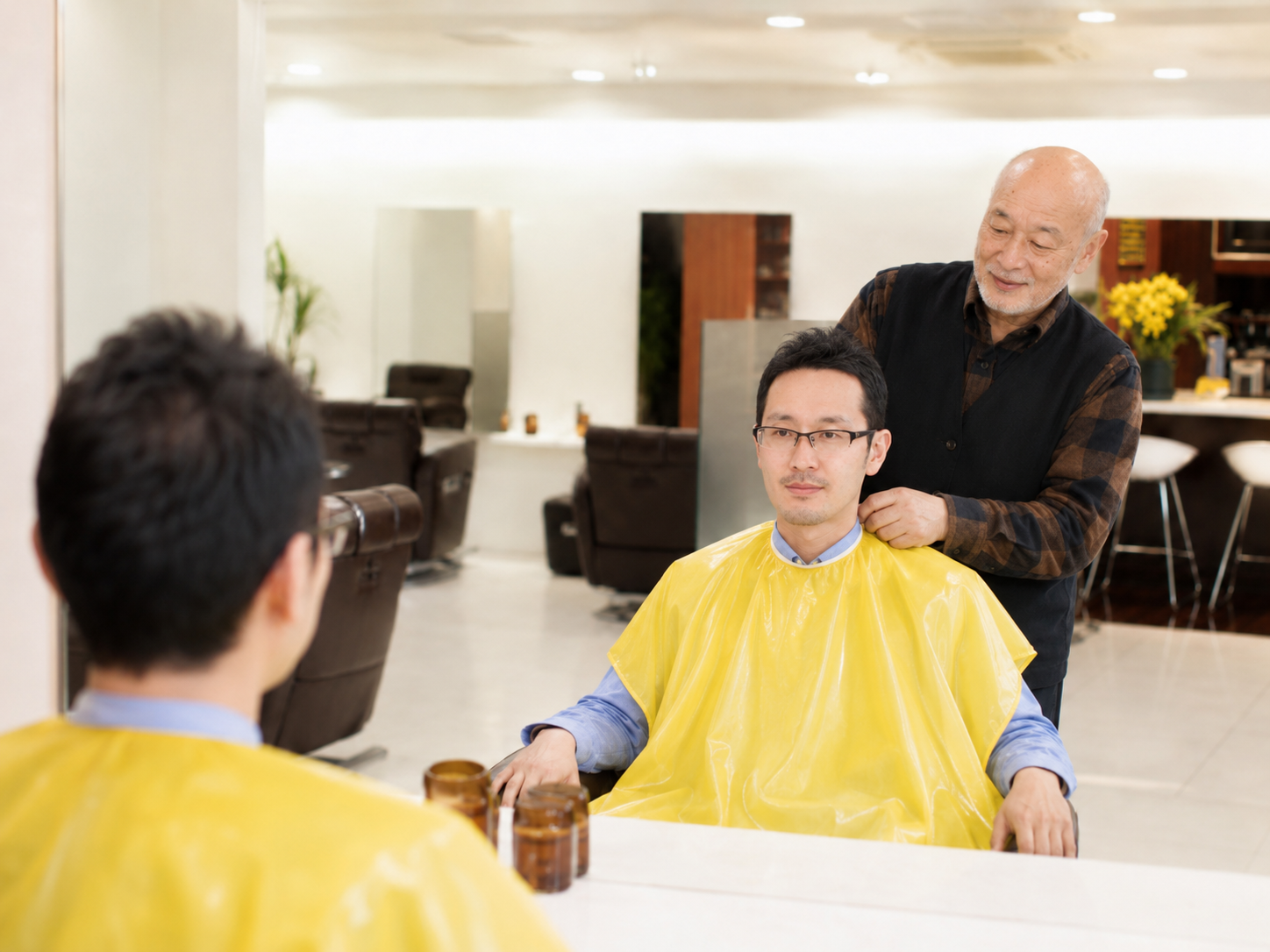 ヘアーサロン巴里院で理容施術を受けるお客様とスタッフ